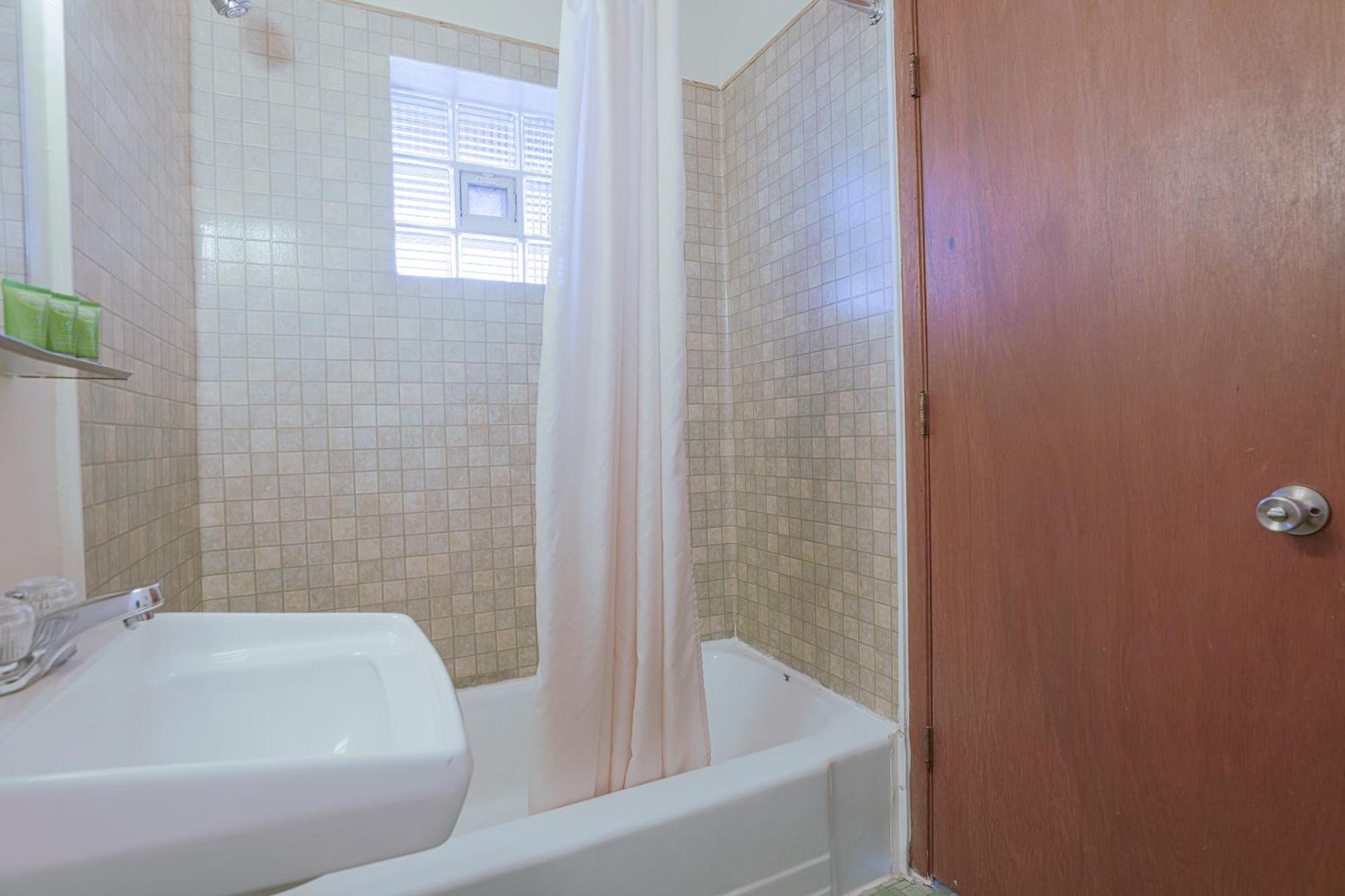 Love Hotels Silver Street By Oyo At Hurley Wi Bagian luar foto
