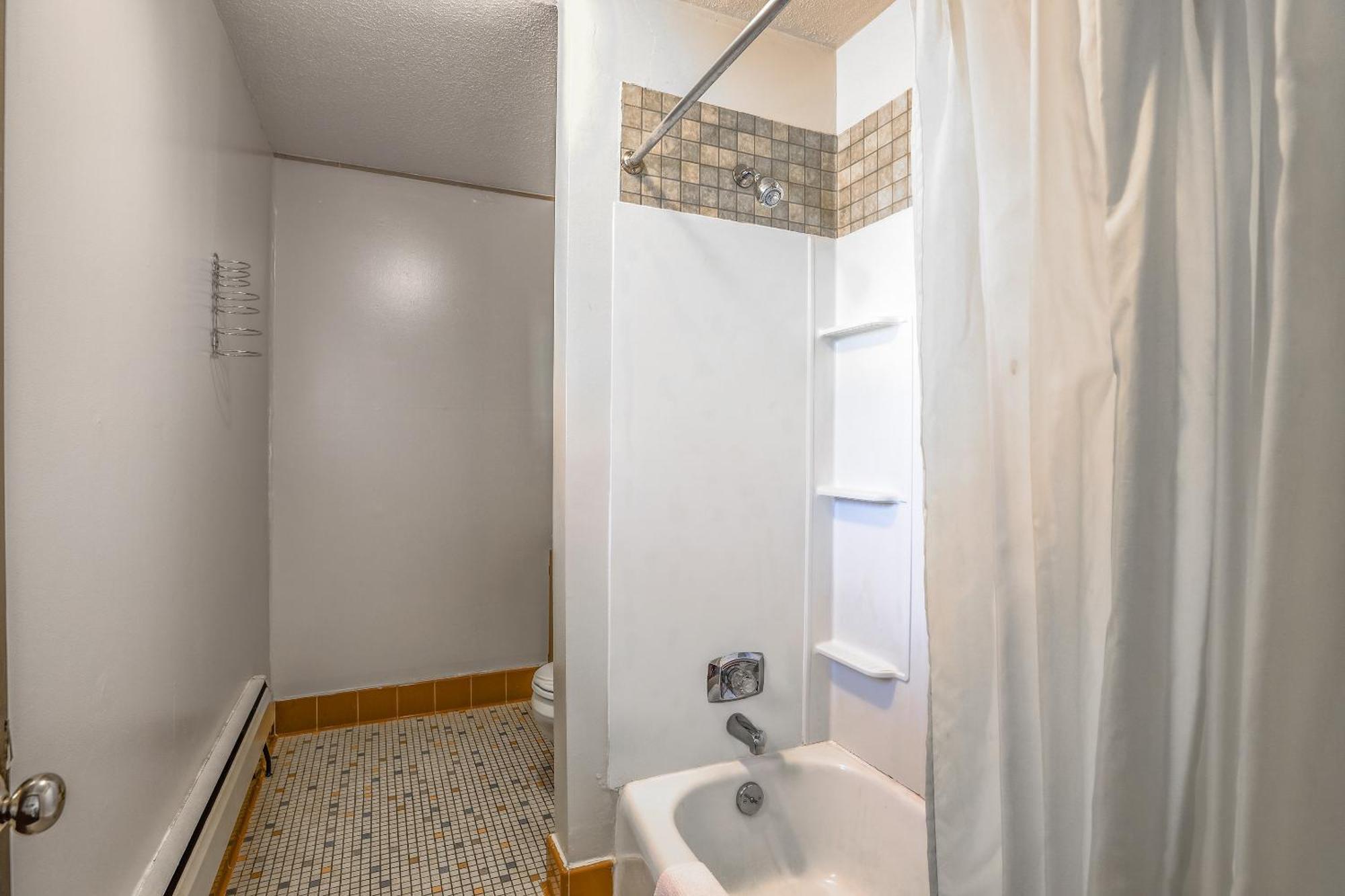 Love Hotels Silver Street By Oyo At Hurley Wi Bagian luar foto