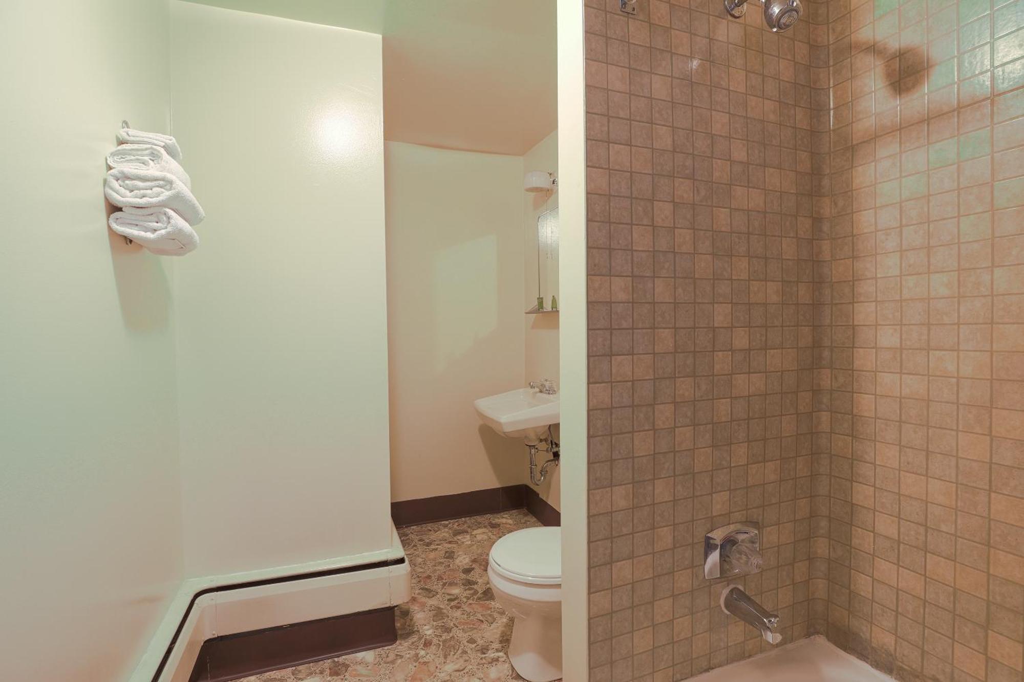 Love Hotels Silver Street By Oyo At Hurley Wi Bagian luar foto